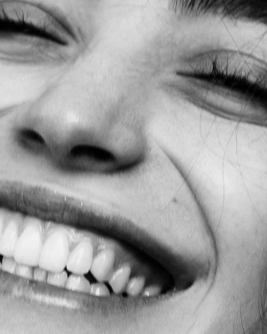 Sonrisa natural en blanco y negro